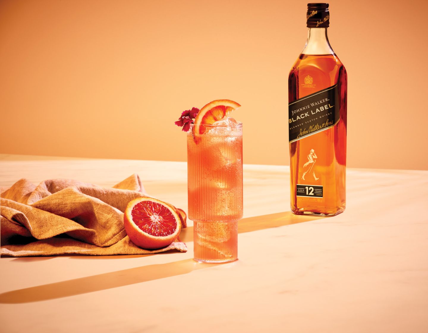 Garrafa de Johnnie Walker Black Label rodeada por uma variedade de coquetéis.