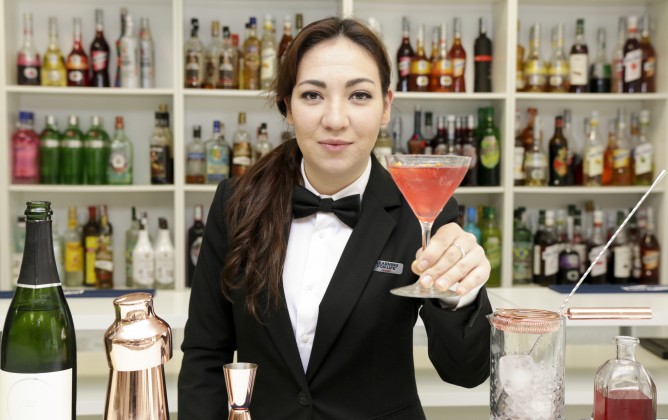 Andrea Jiménez con una copa Martini 2 