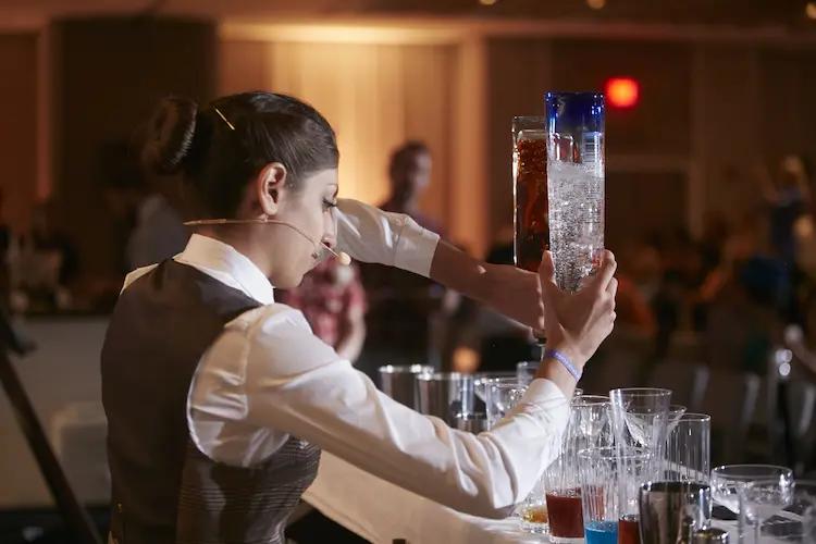 Bartender haciendo preparaciones