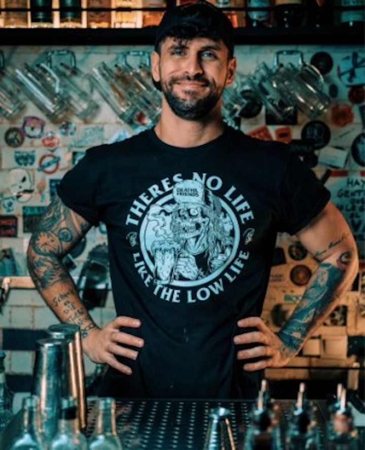 Moe Aljaff steht hinter der Bar und lächelt