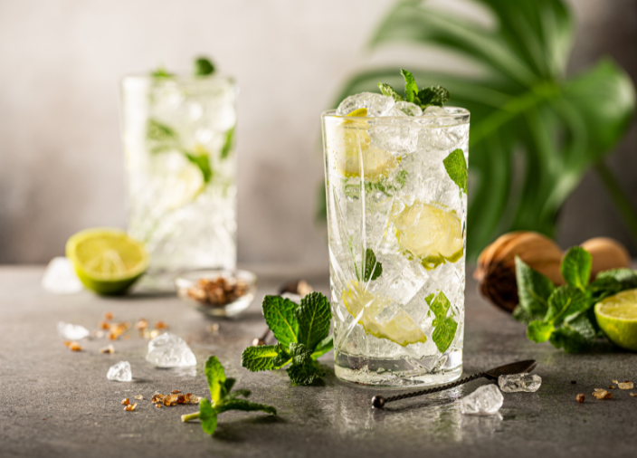 Dos cócteles de Mojito en vaso largo con adorno de menta y lima