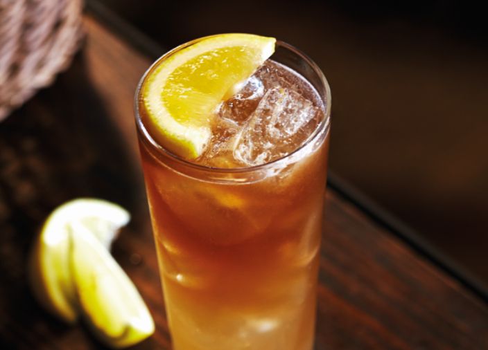 Imagen de un té helado de Long Island adornado con una rodaja de limón.
