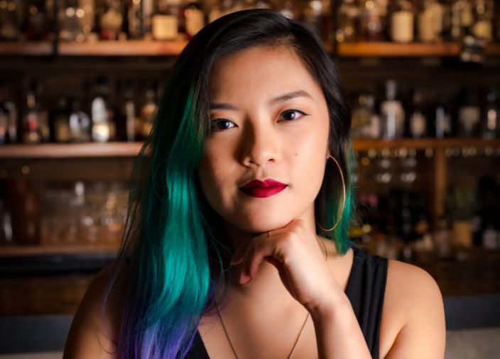 Anna Nguyen em pé atrás do bar