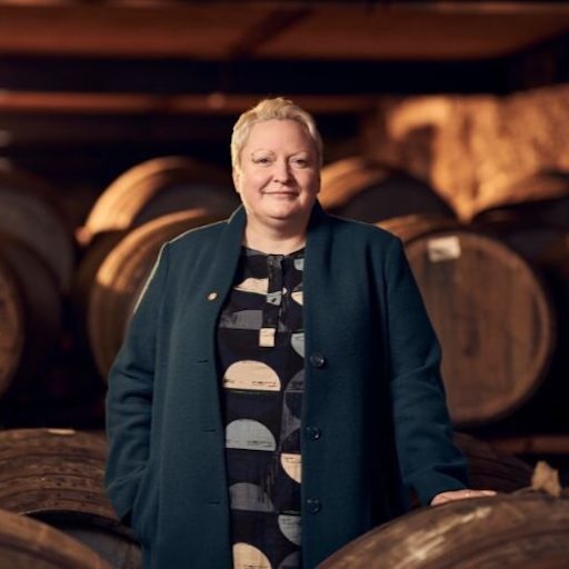 Jim Beveridge, ehemaliger Johnnie Walker Master Blender, steht vor Fässern.