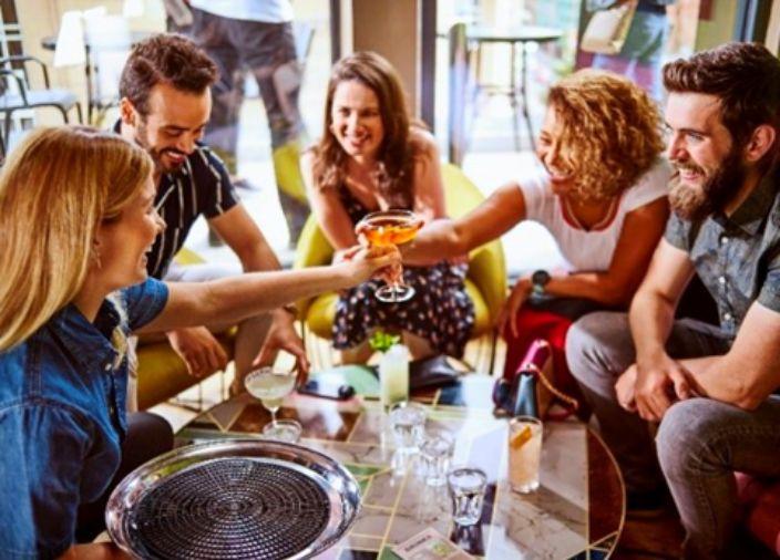 Un grupo de personas brindando