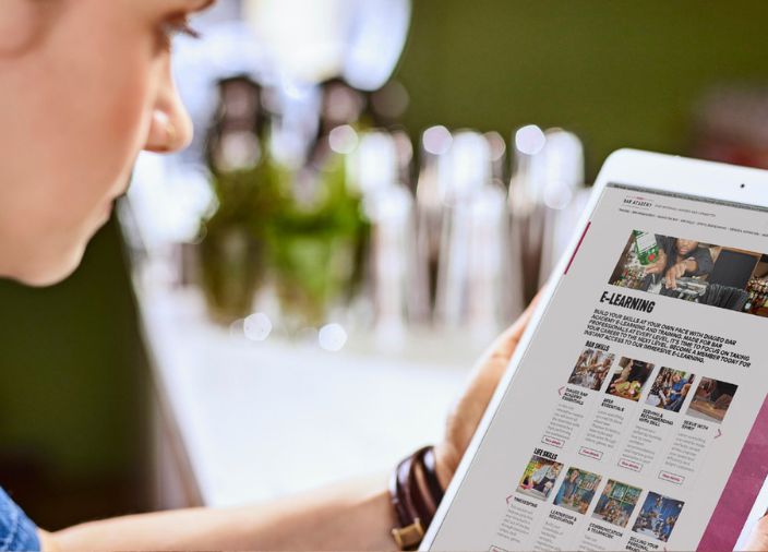 Mujer leyendo en una tablet