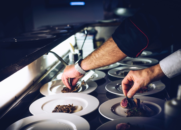 chef terminando platos gourmet