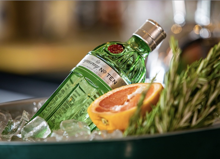 Tanqueray No. TEN em um balde