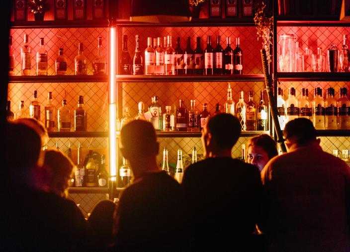  Siluetas en un bar iluminado 