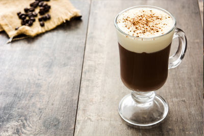 Imagem de um coquetel preparado com irish coffee