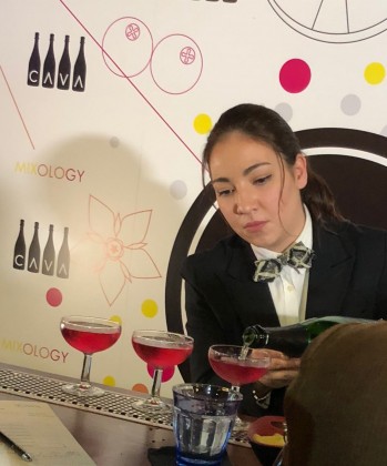 Andrea Jiménez sirviendo un cóctel 