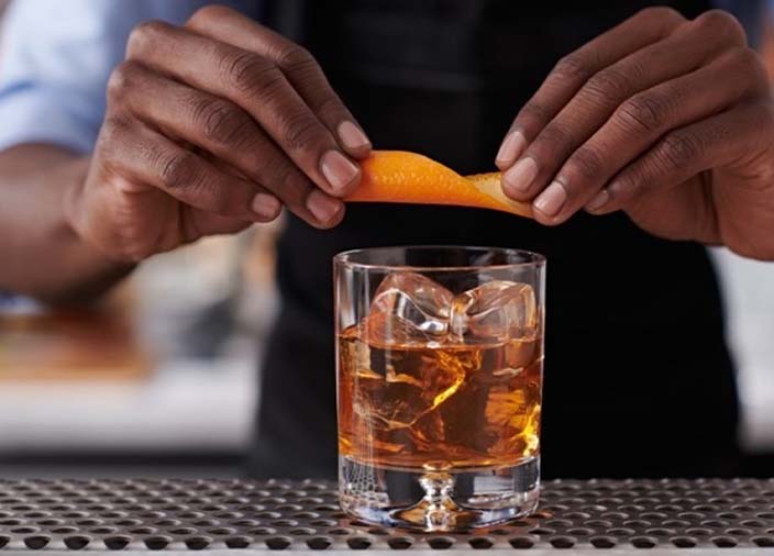 bartender con cuchara