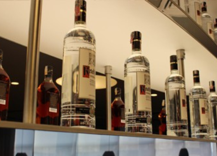 Imagem de uma prateleira com garrafas de Ketel One