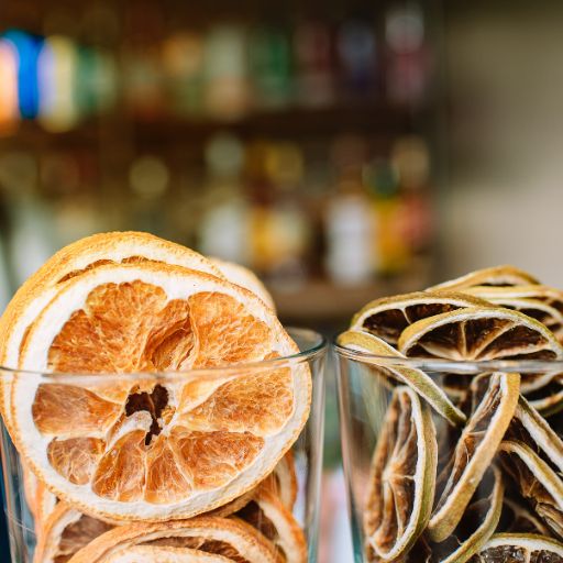 Dos vasos llenos de garnishes de frutas deshidratadas