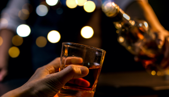  Coquetéis de rum sobre uma mesa com ferramentas de bar ao fundo
