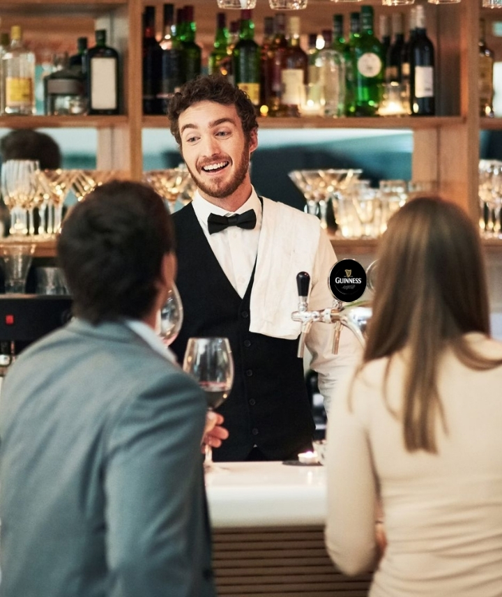 BARTENDER HABLANDO CON CLIENTES