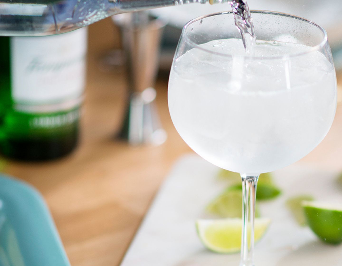 Tonic wird in einen Gin-Cocktail gegossen.