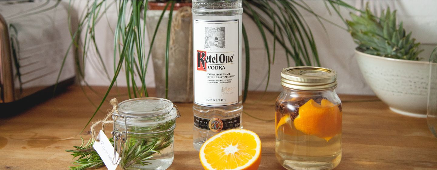 Imagem de uma Ketel One e dois drinks com limão
