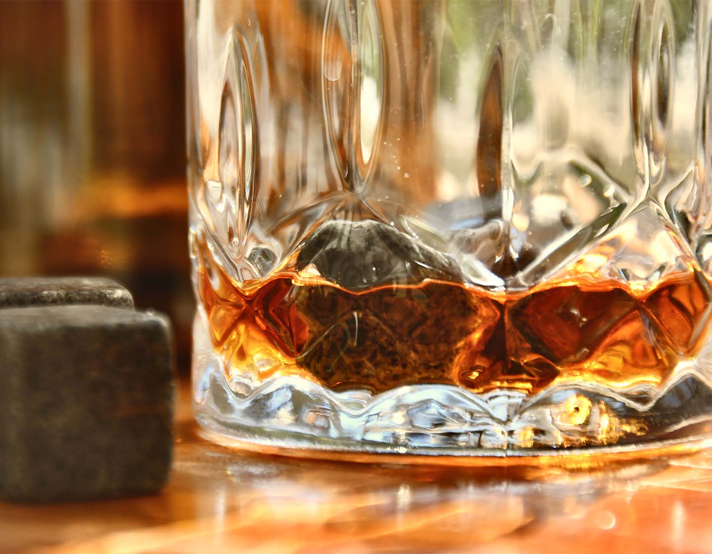 Foto em close de um copo de whiskey
