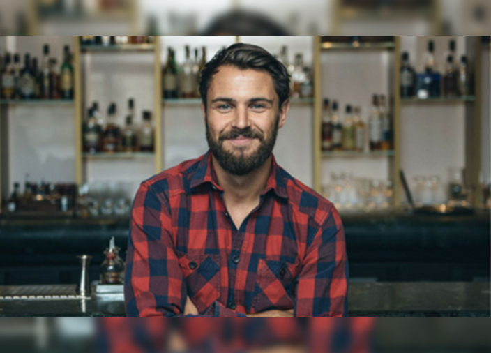 James Wheeler, director de Dandelyan en Londres, sonríe a la cámara