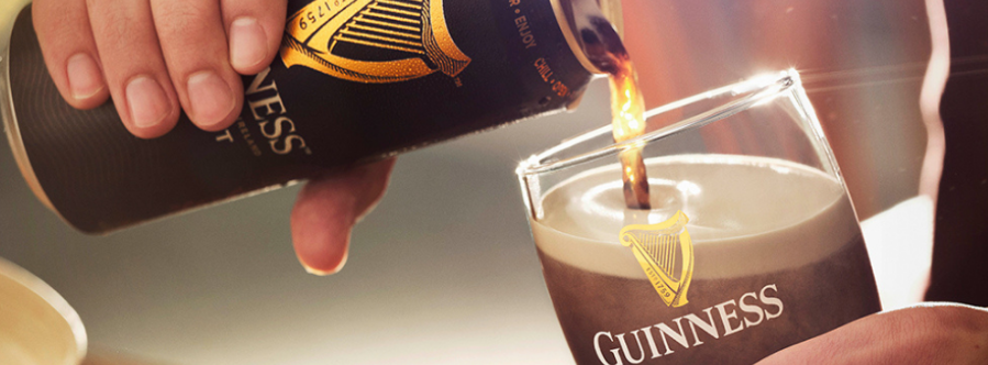 Una pinta de Guinness en una mesa de una cervecería al aire libre