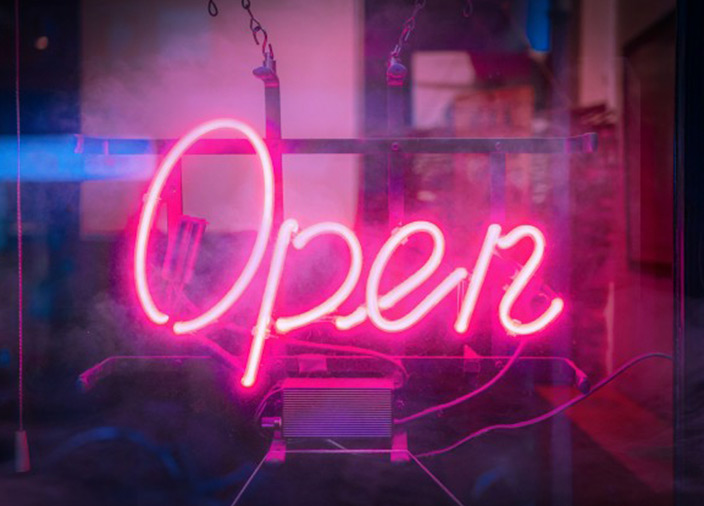 Pinker Schriftzug in Neon "Open"