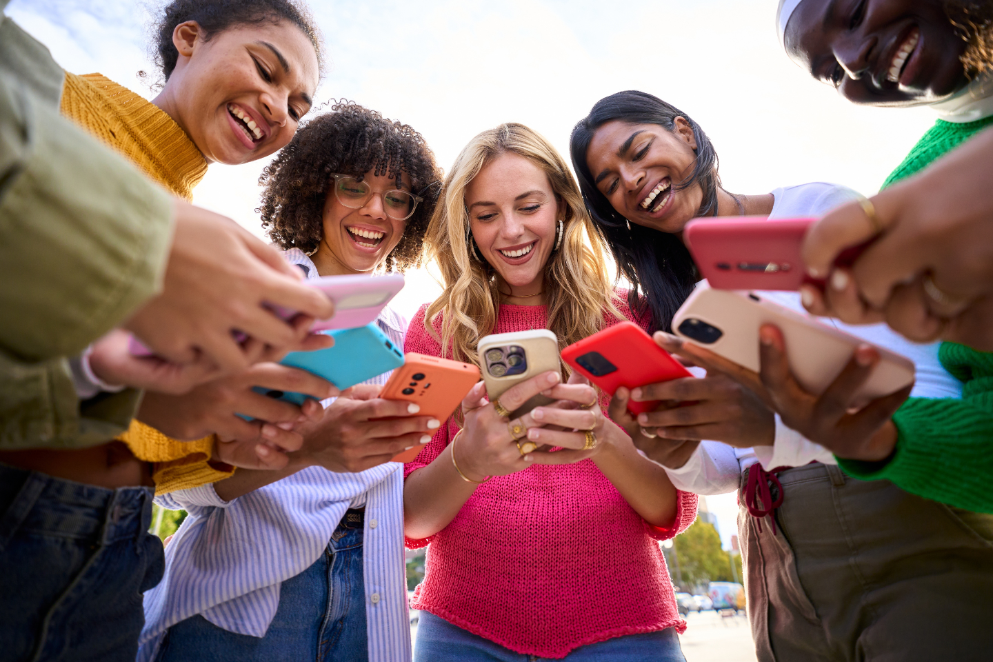 Imagem de pessoas no celular nas redes sociais