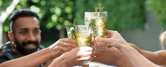 compartiendo una bebida refrescante con amigos