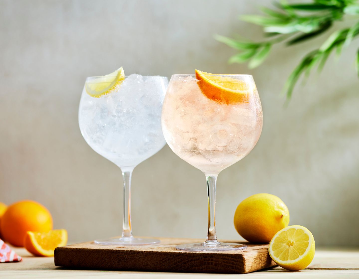 Dois sabores de gin e tônica com guarnições de limão e laranja 