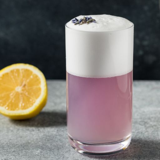 Cóctel de ginebra rosa con naranja cortada.