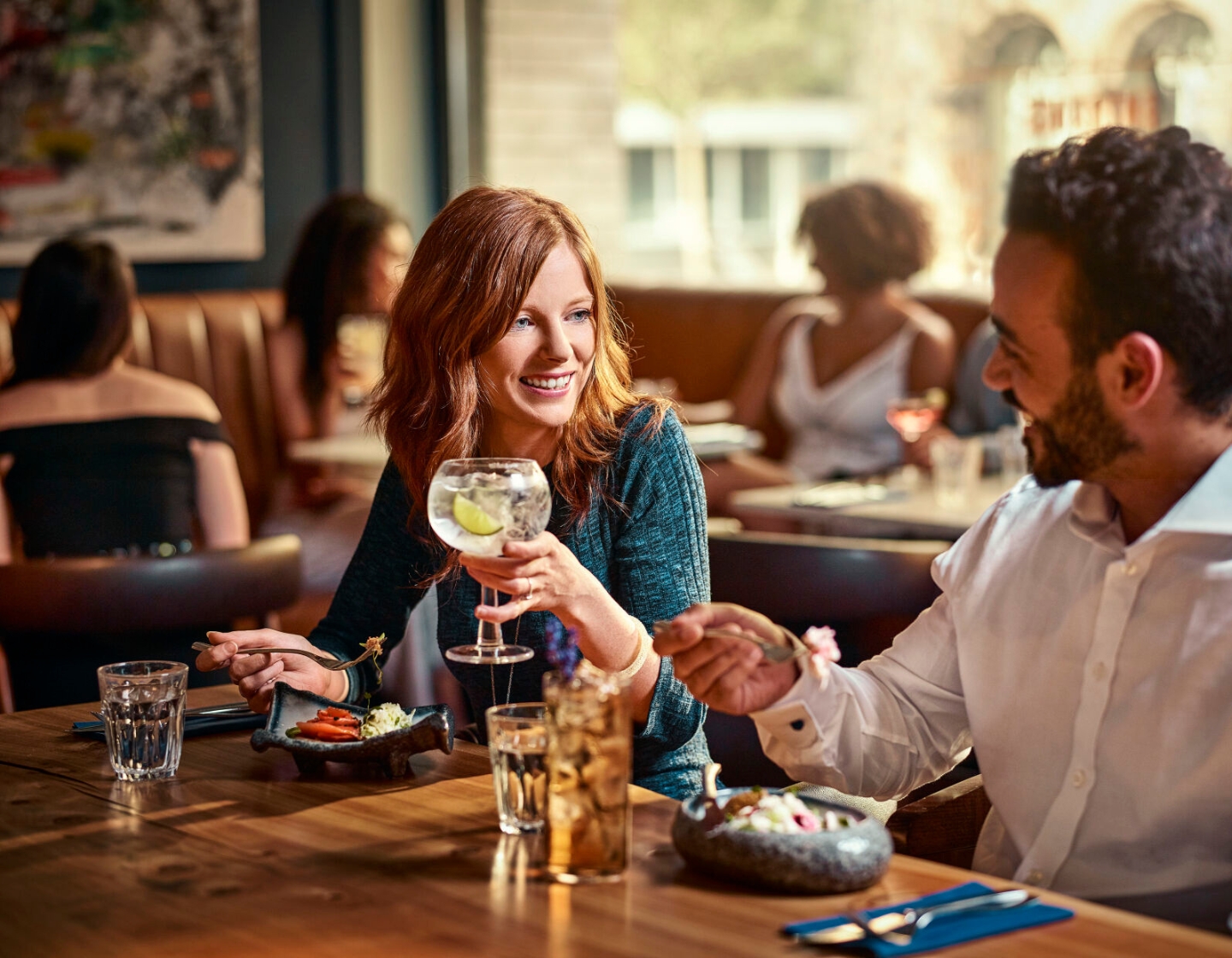 Couple enjoying food and cocktails 