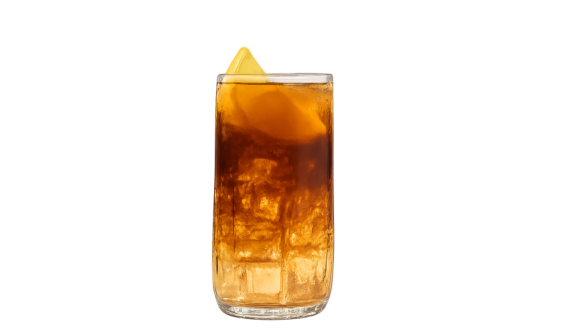 Copo alto cheio de gelo contendo uma bebida em degradê, com líquido âmbar escuro flutuando no topo e mais claro na base. Uma fatia de limão amarelo decora a borda superior. Fundo branco.