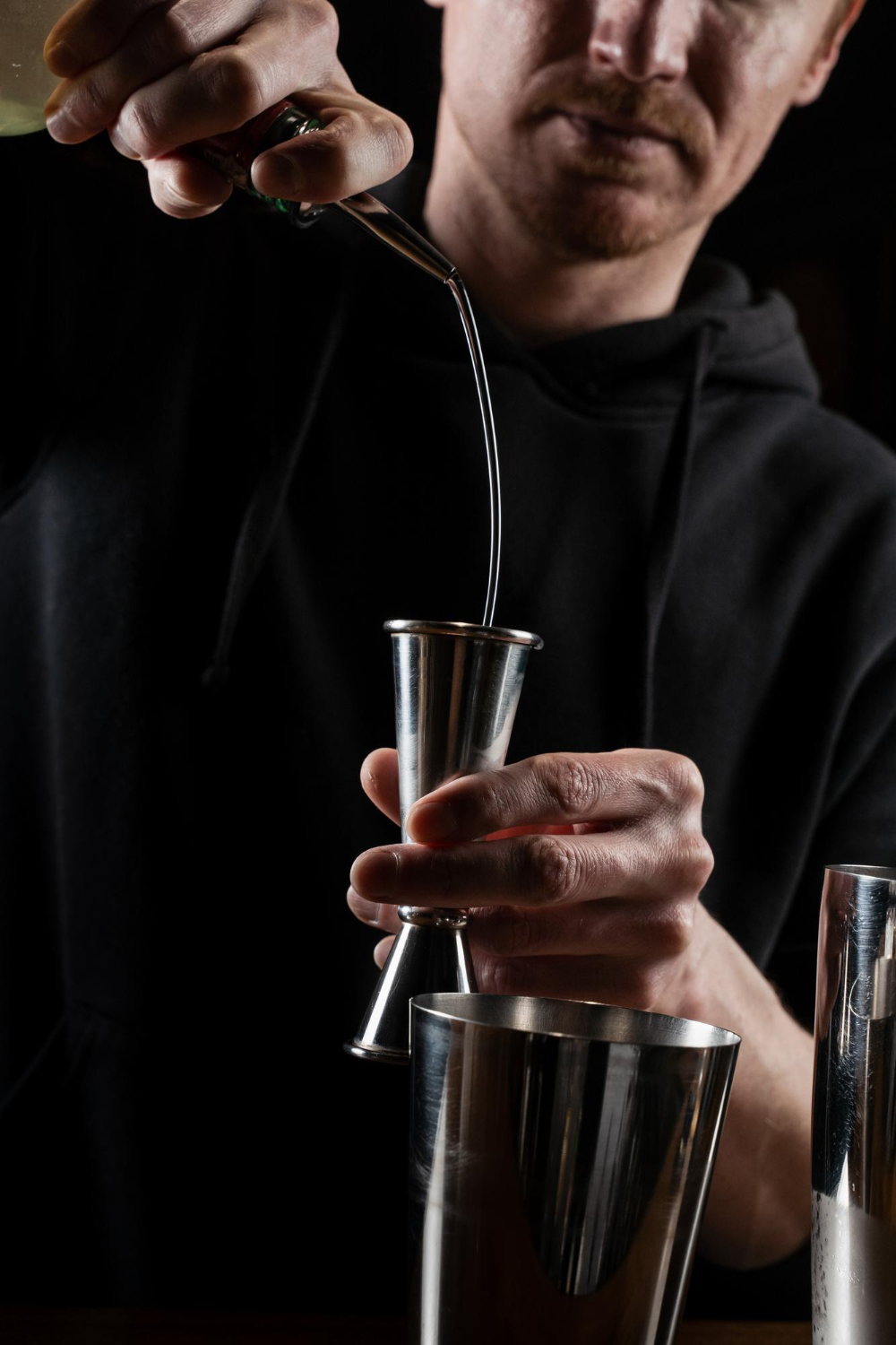 BARTENDER SIRVIENDO EN JIGGER