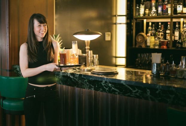 Bartender sonriendo a los clientes 