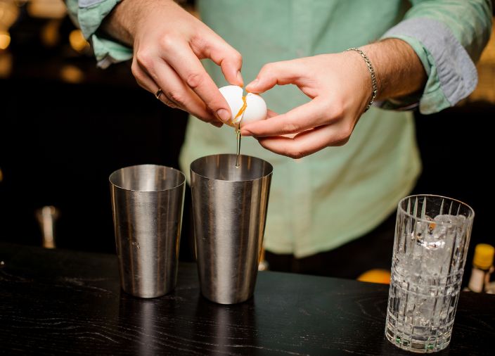 Rompiendo el huevo en el mezclador.