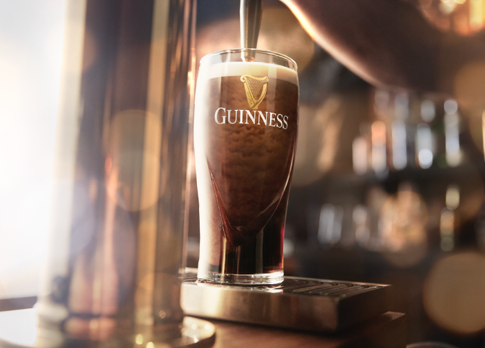 Pinta de Guinness con espuma.