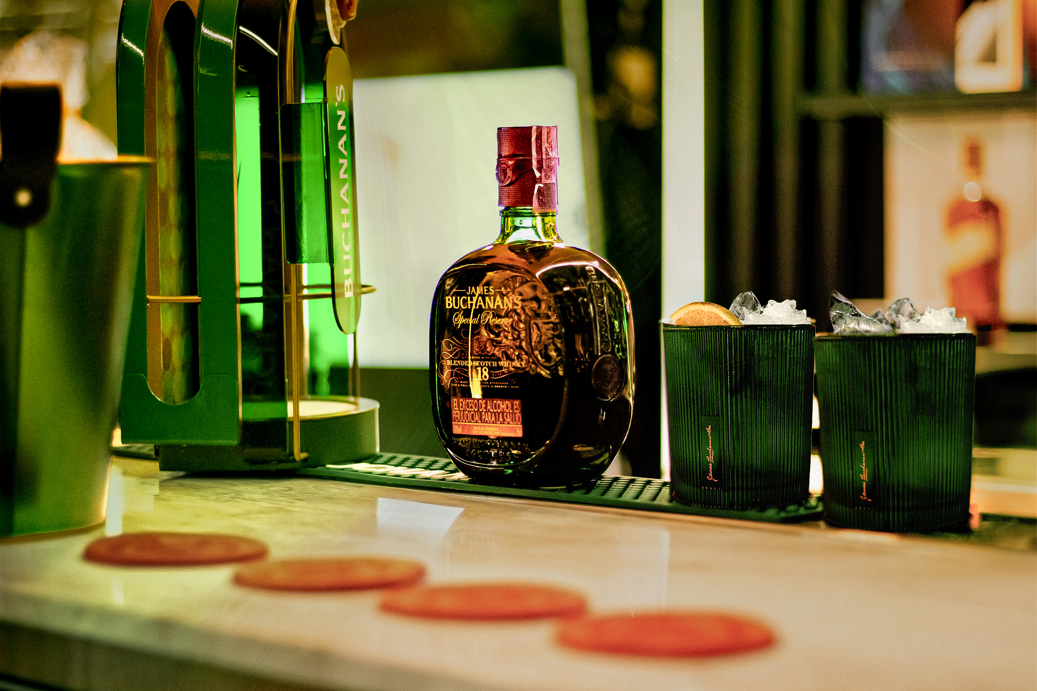 Barra con botella de Buchanans
