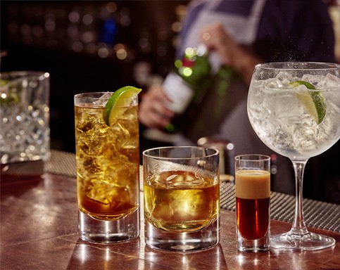 Imagem de drinks em copos e taças