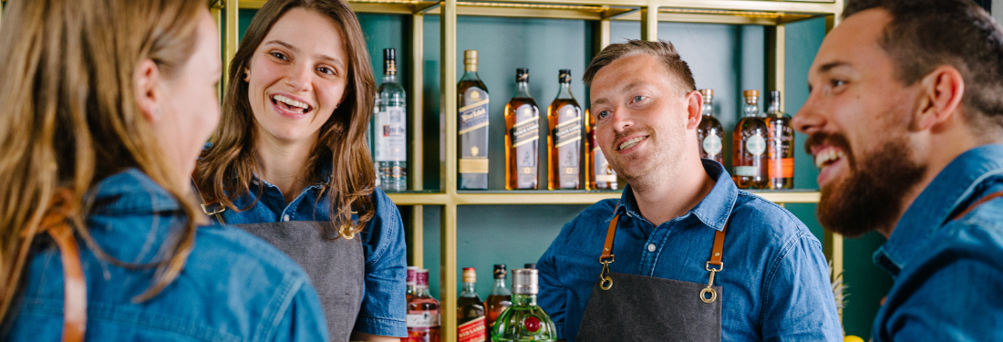 bartenders hablando