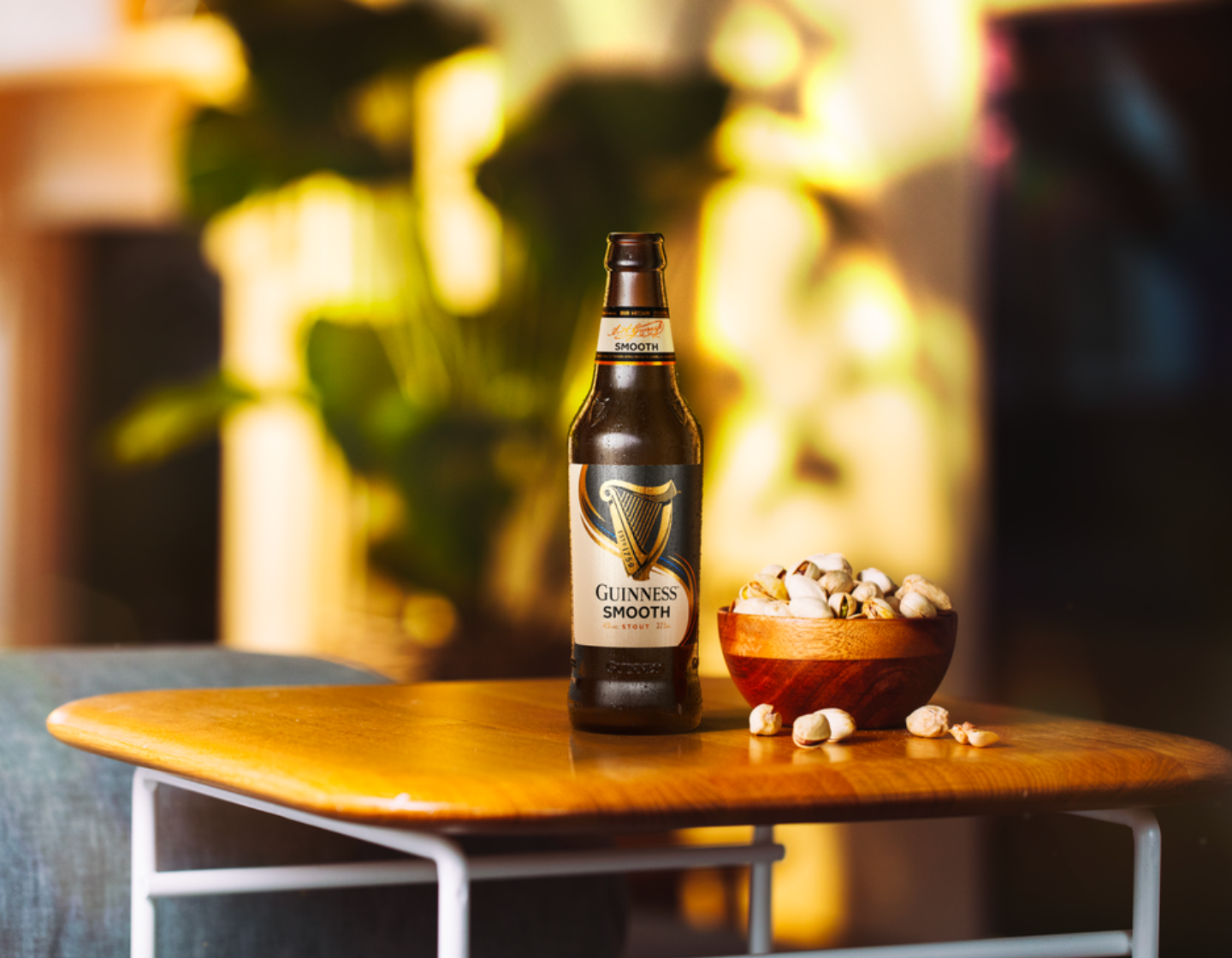 Eine Flasche Guinness Smooth steht auf dem Tisch neben einer Schüssel Popcorn of Guinness Smooth on table beside bowl of popcorn