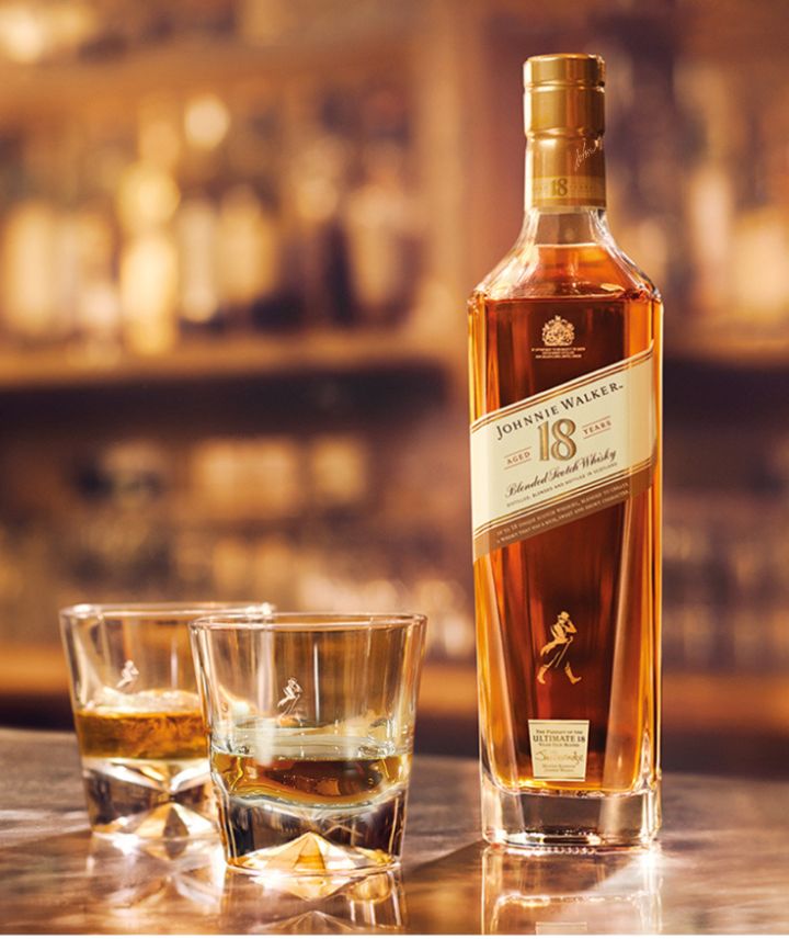 Eine Flasche Johnnie Walker 18 Years neben 2 Whisky Gläsern