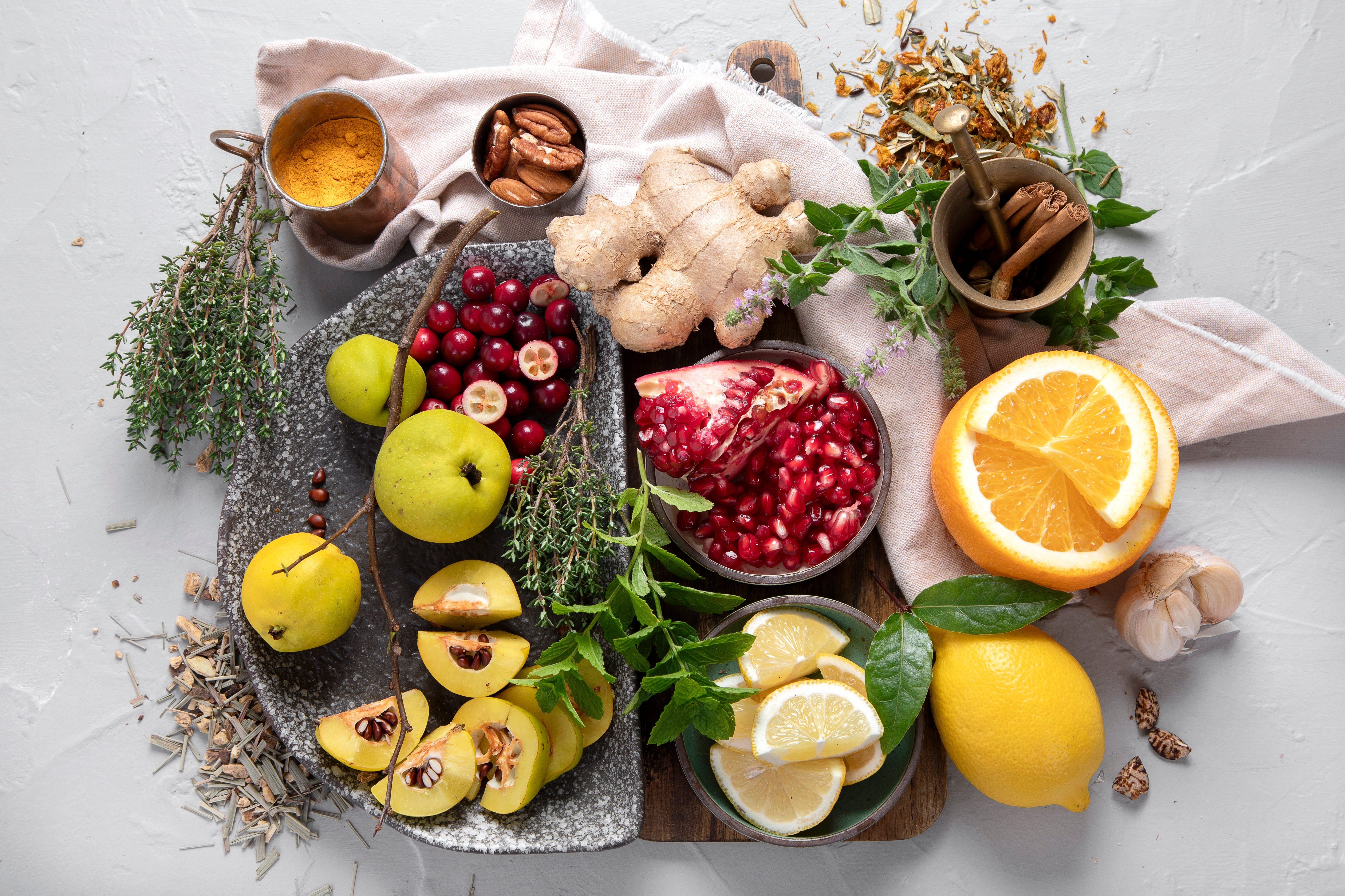 uma mesa cheia de frutas e cascas, representando a matéria prima dos licores
