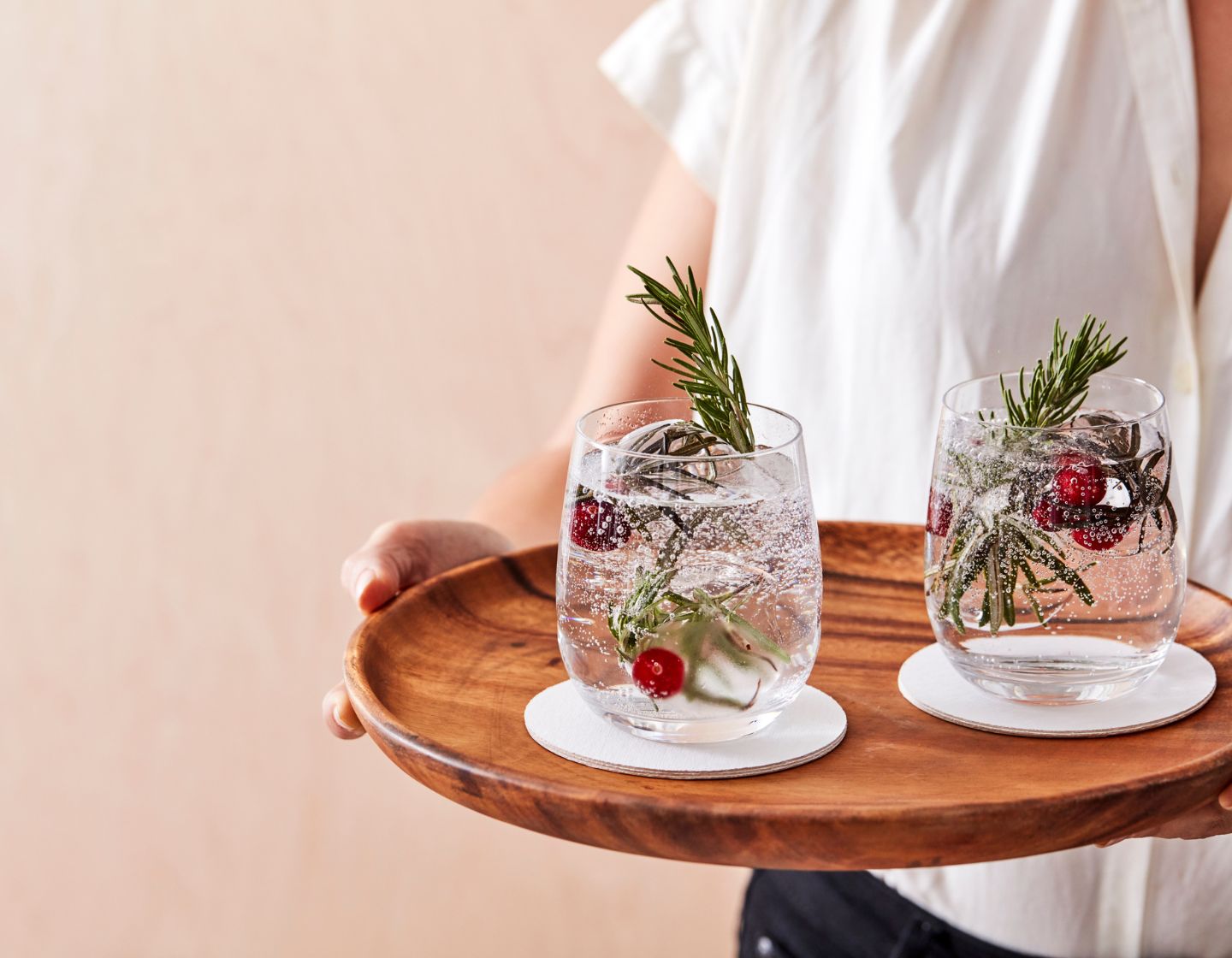 Cóctel tiki sostenible adornado por el bartender 