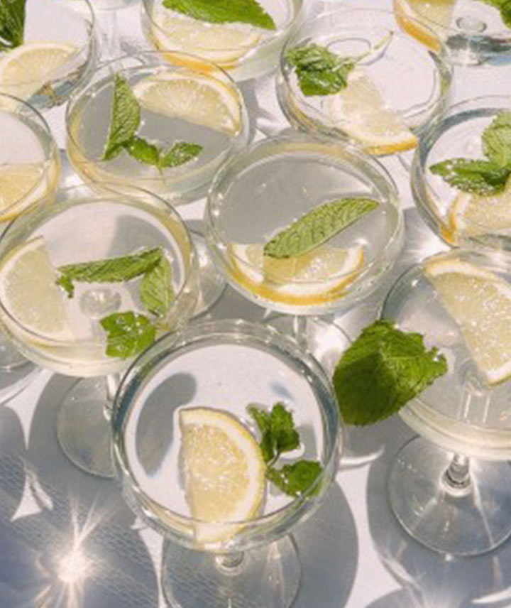 Viele klare Drinks mit Garnierung