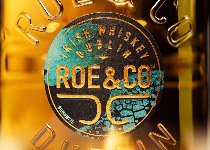 Imagen al estilo plano de diseño de la botella Roe & Co