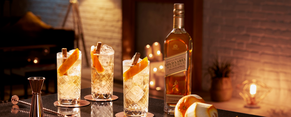 botella de whisky y cócteles