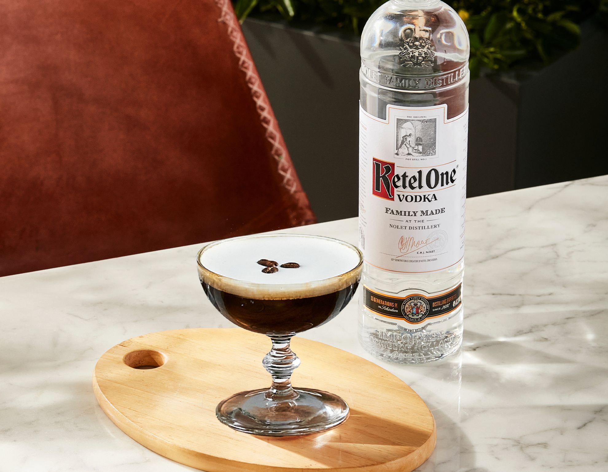 Un martini espresso y un French martini junto a una botella de Ketel One.