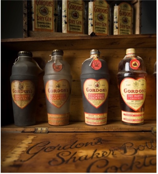 Cuatro de las primeras botellas de Gordon’s de los años 20
