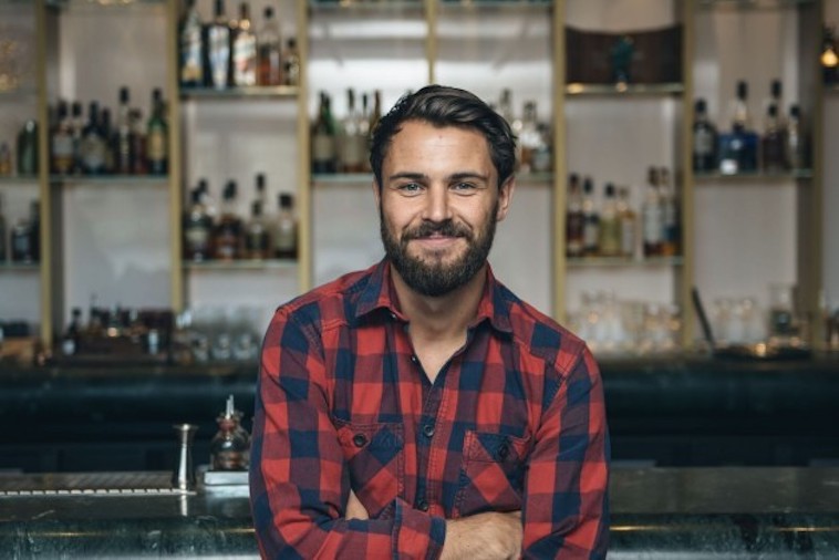Bar-Manager James Wheeler lächelt in die Kamera