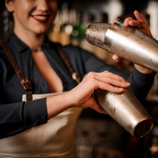 Bartender agitando cocteleras